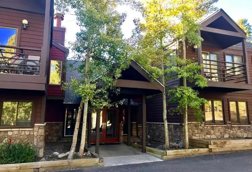 בית מלון כפרי Breck Creekside At Wildwood Suites