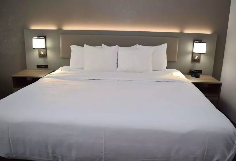 Отель Comfort Inn & Suites Syracusecarrier Circle