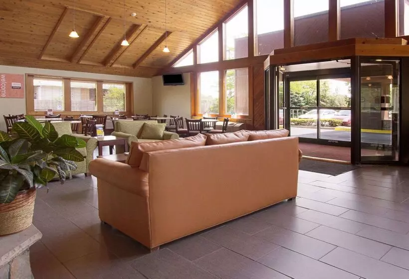 Отель Comfort Inn & Suites Syracusecarrier Circle