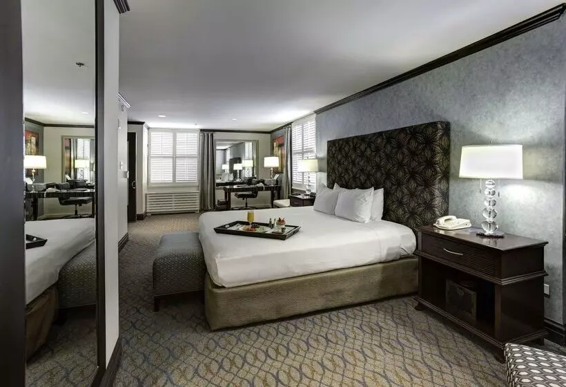 هتل Hilton Orrington / Evanston