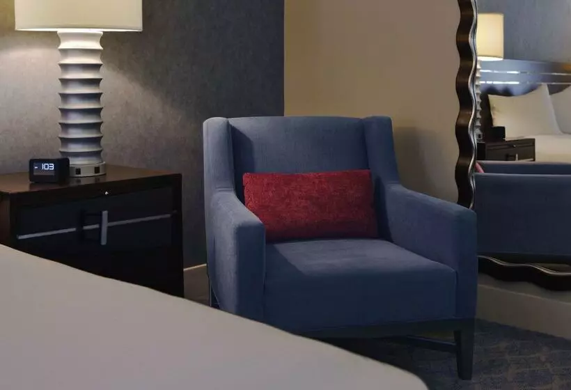 هتل Hilton Orrington / Evanston