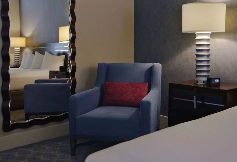 هتل Hilton Orrington / Evanston