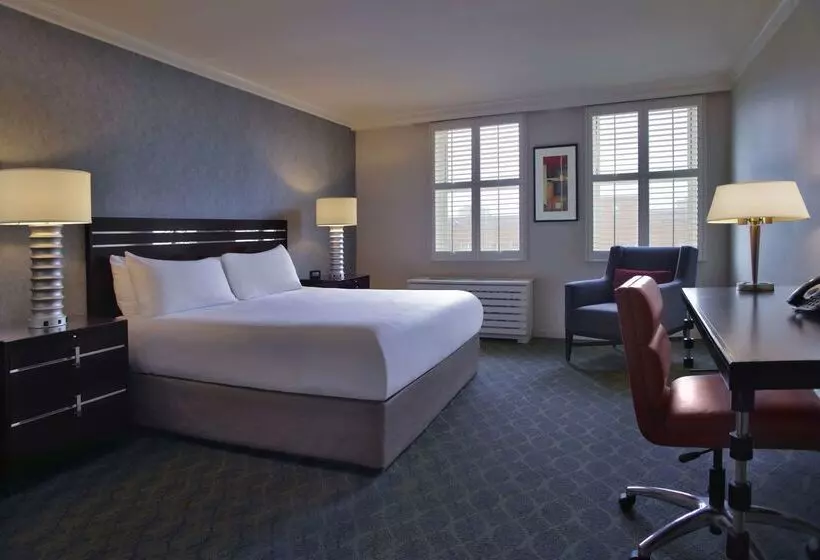 هتل Hilton Orrington / Evanston