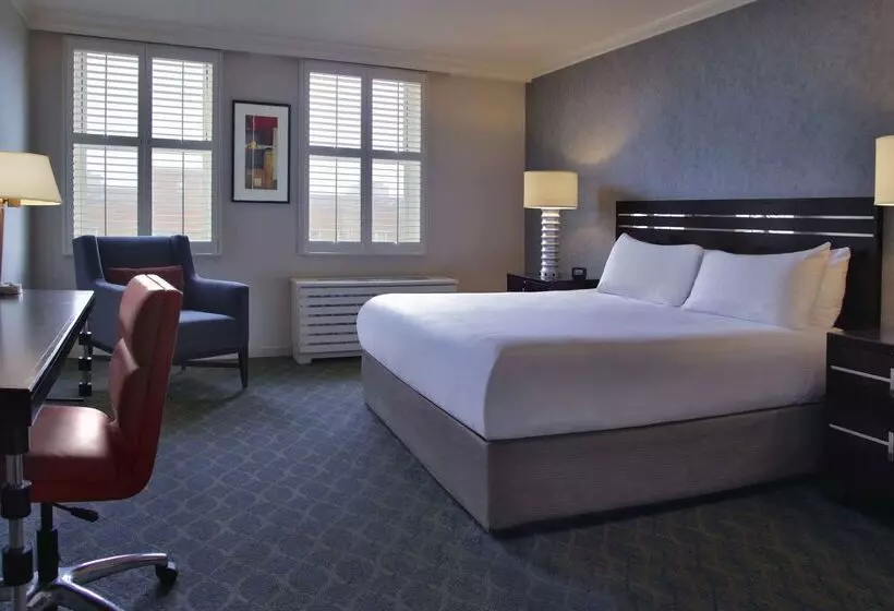 هتل Hilton Orrington / Evanston