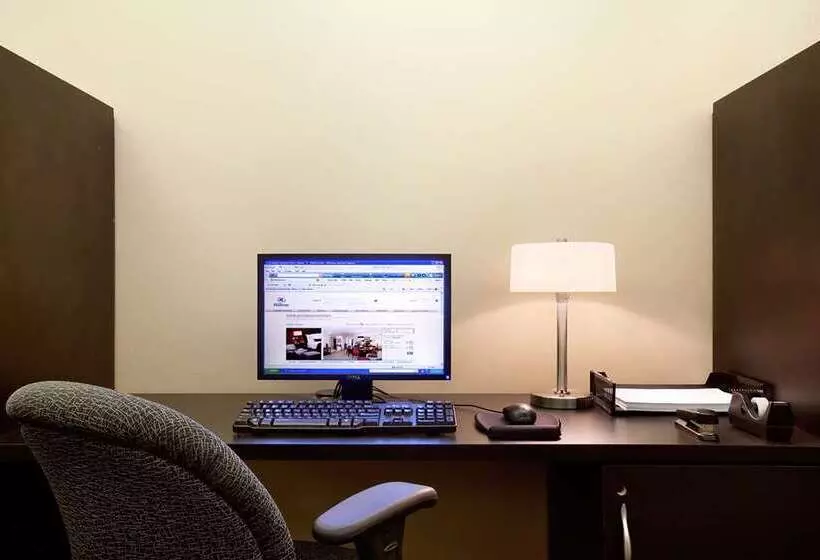 هتل Hilton Orrington / Evanston