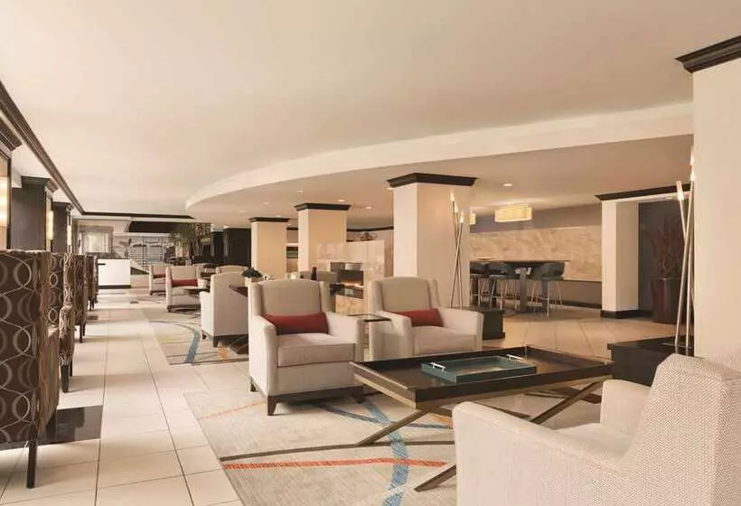 هتل Hilton Orrington / Evanston