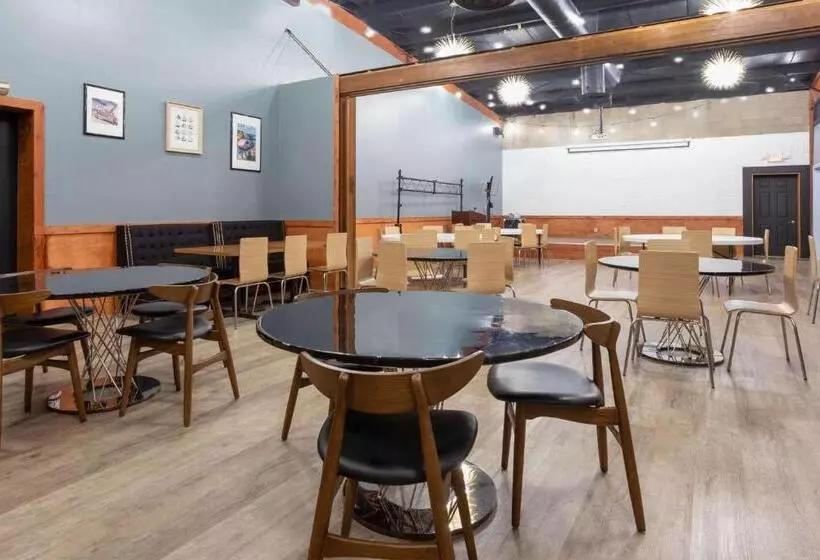 Отель Starved Rock Motor Inn Travelodge By Wyndham