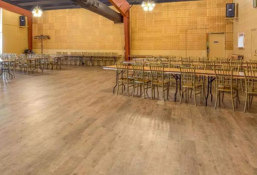 Отель Starved Rock Motor Inn Travelodge By Wyndham