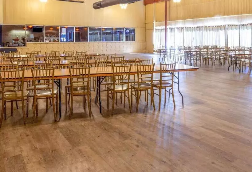 Отель Starved Rock Motor Inn Travelodge By Wyndham