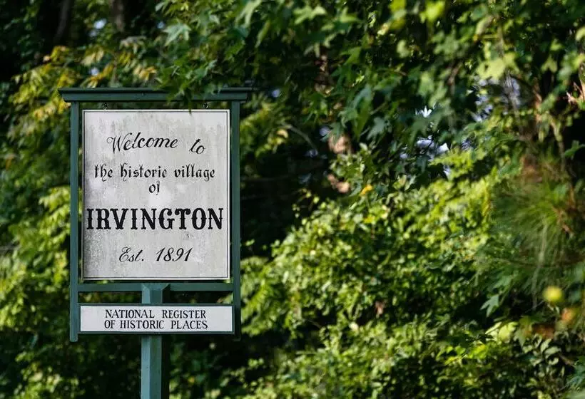 ホテル The Tides Inn