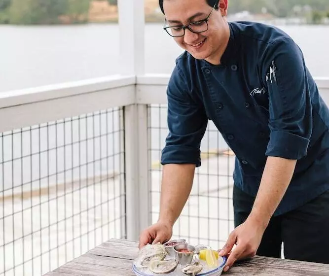 ホテル The Tides Inn