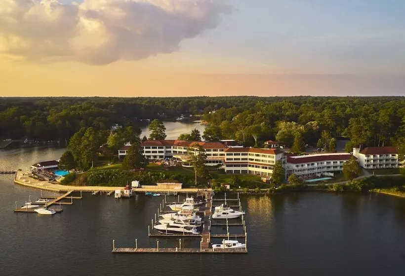 ホテル The Tides Inn