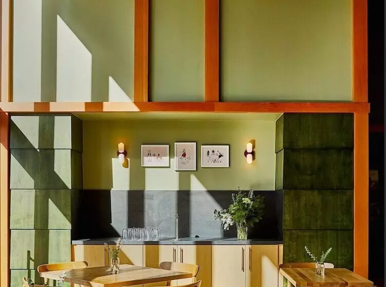 Отель Trailborn Rocky Mountains