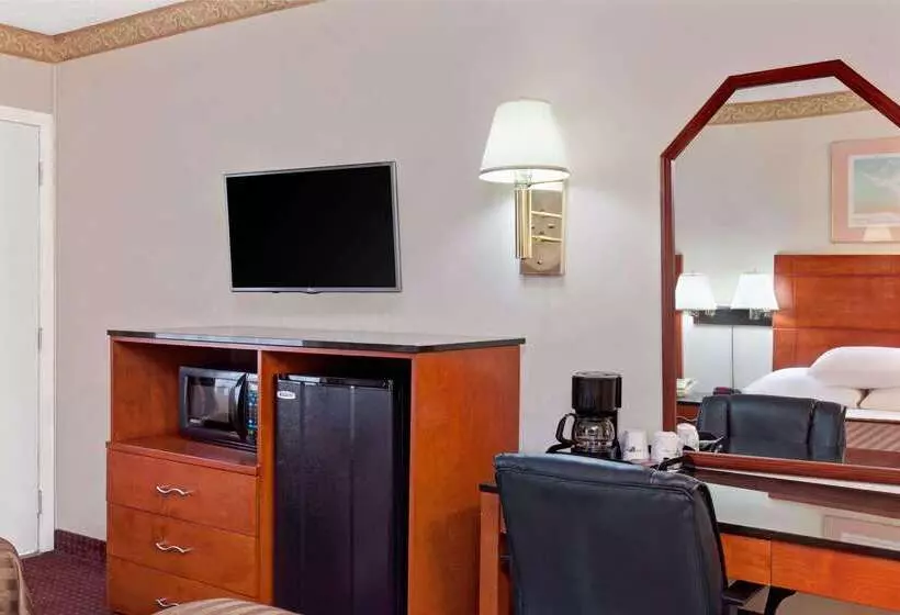 Отель Travelodge By Wyndham Burbankglendale