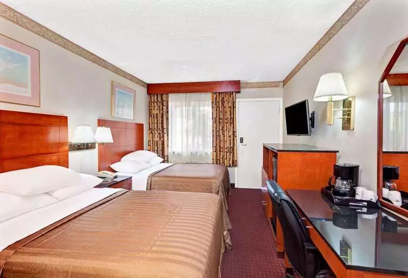 Отель Travelodge By Wyndham Burbankglendale