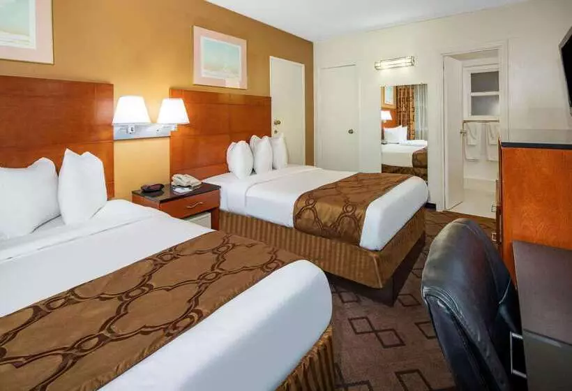 Отель Travelodge By Wyndham Burbankglendale