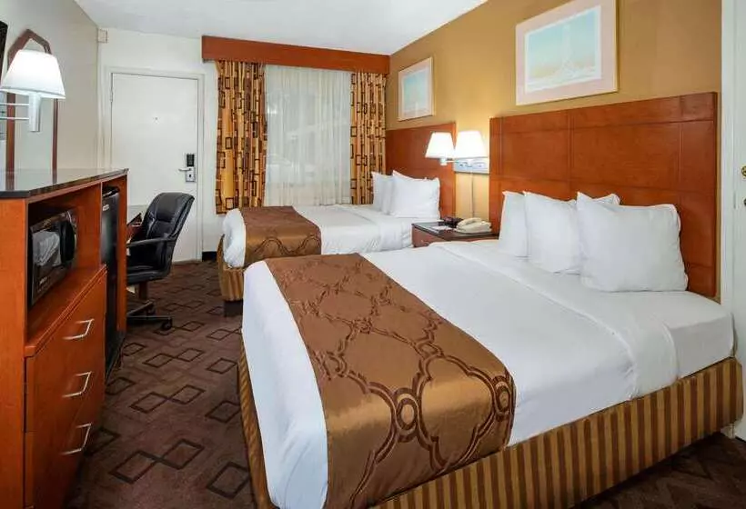 Отель Travelodge By Wyndham Burbankglendale