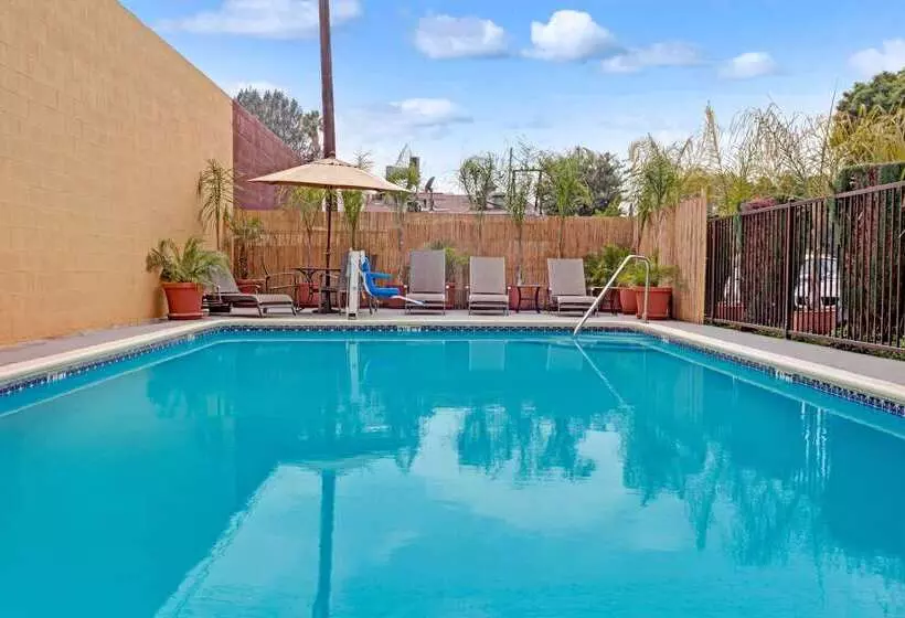 Отель Travelodge By Wyndham Burbankglendale