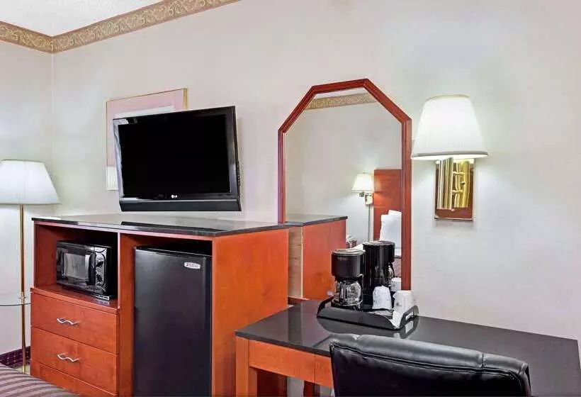 Отель Travelodge By Wyndham Burbankglendale