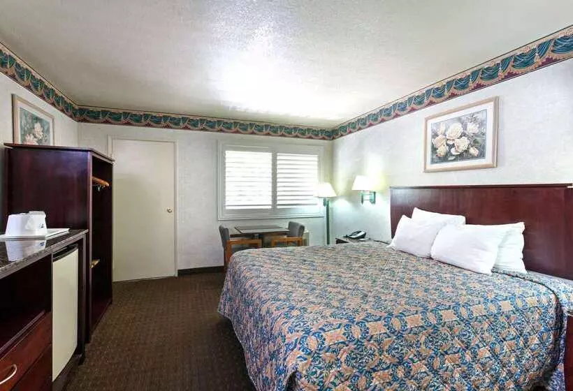 فندق Travelodge By Wyndham Long Beach Convention Center