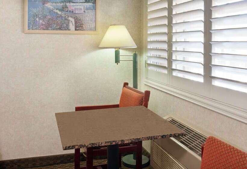 호텔 Travelodge By Wyndham Long Beach Convention Center