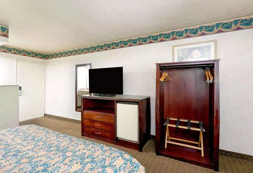 فندق Travelodge By Wyndham Long Beach Convention Center