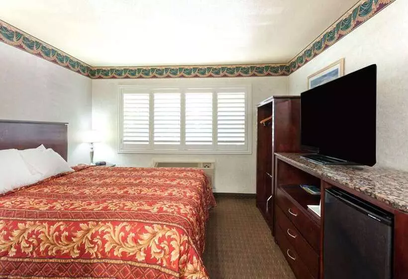 فندق Travelodge By Wyndham Long Beach Convention Center