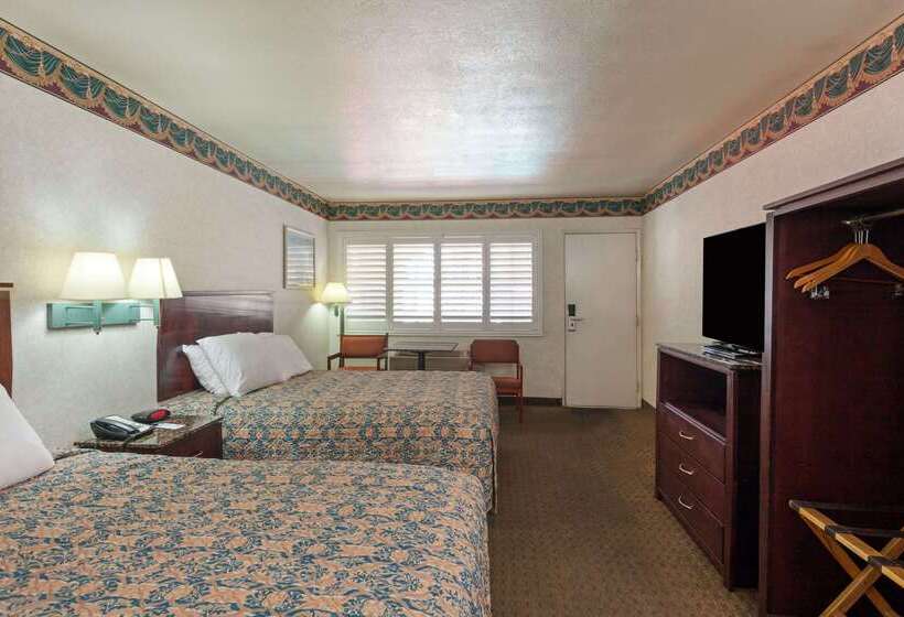 호텔 Travelodge By Wyndham Long Beach Convention Center