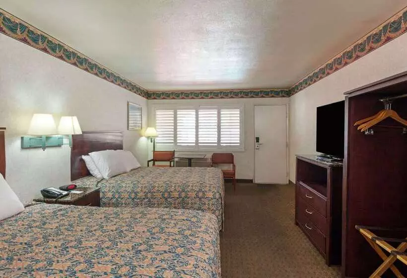 فندق Travelodge By Wyndham Long Beach Convention Center