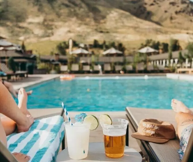 Мотель The Virginian Lodge