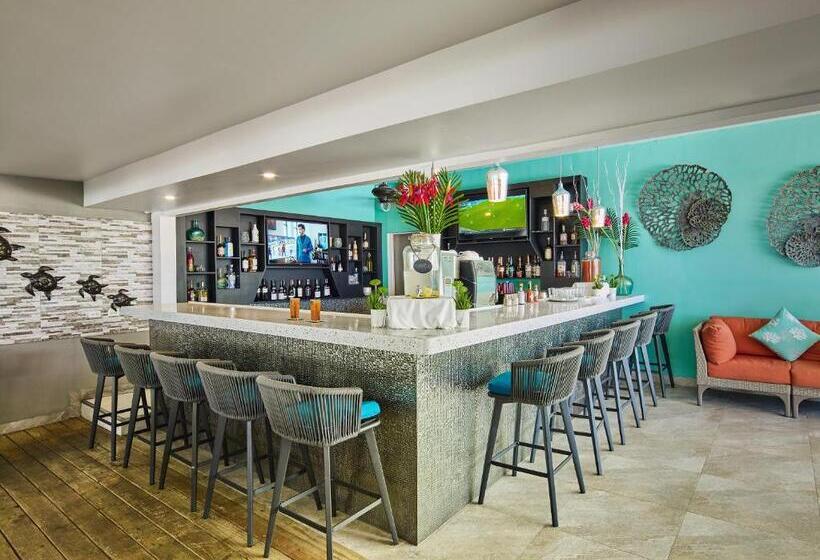 هتل Coconut Court Beach