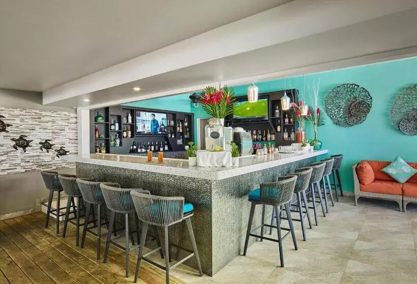 هتل Coconut Court Beach