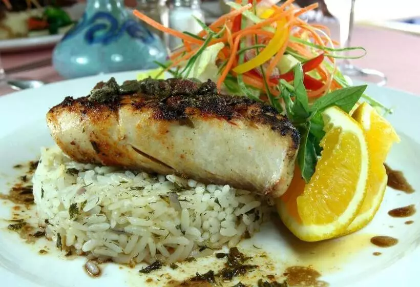 هتل Coconut Court Beach