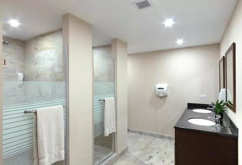 هتل Coconut Court Beach