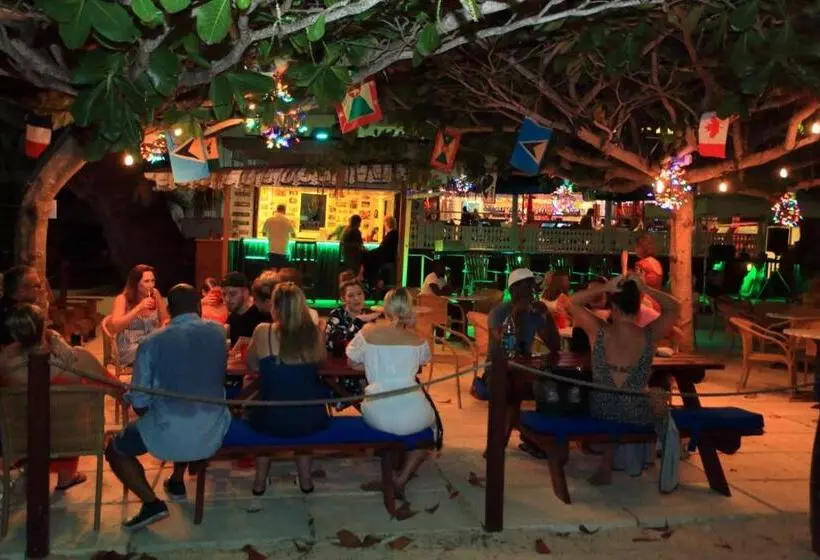 هتل Coconut Court Beach