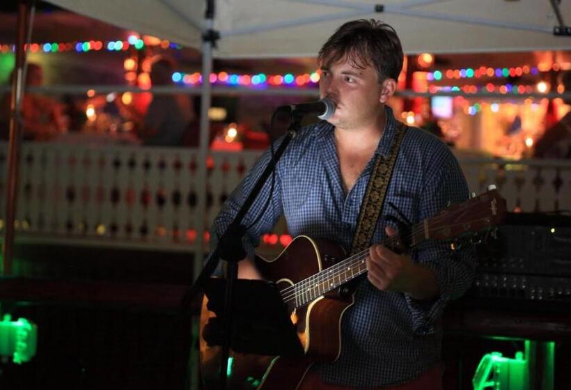 هتل Coconut Court Beach