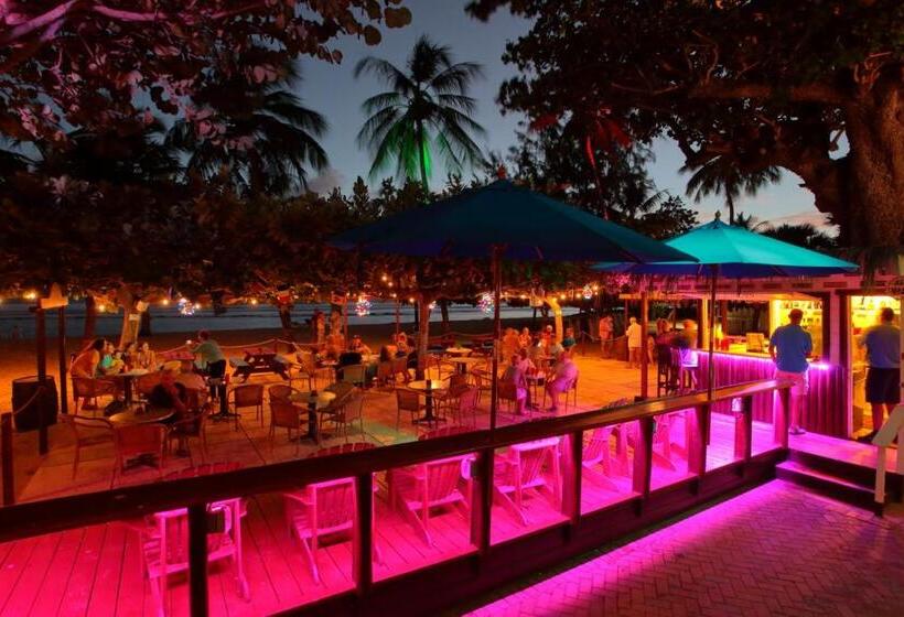 هتل Coconut Court Beach