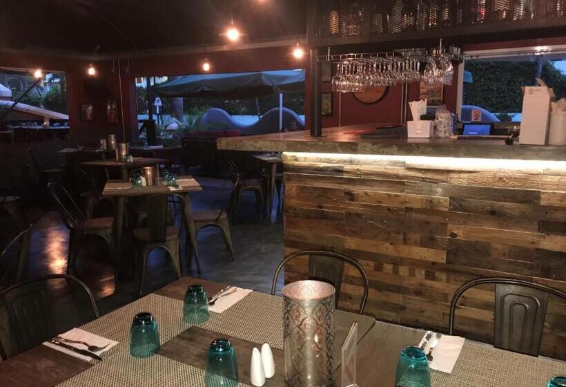 هتل Coconut Court Beach