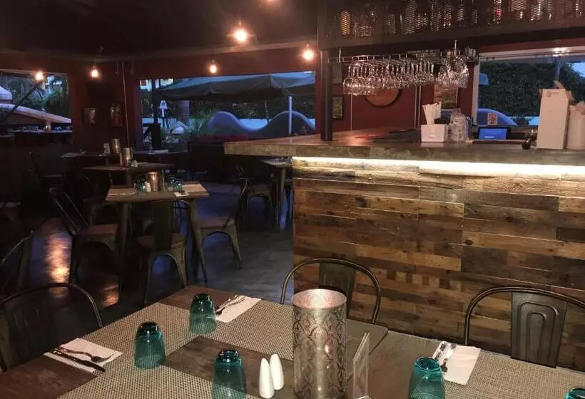 هتل Coconut Court Beach