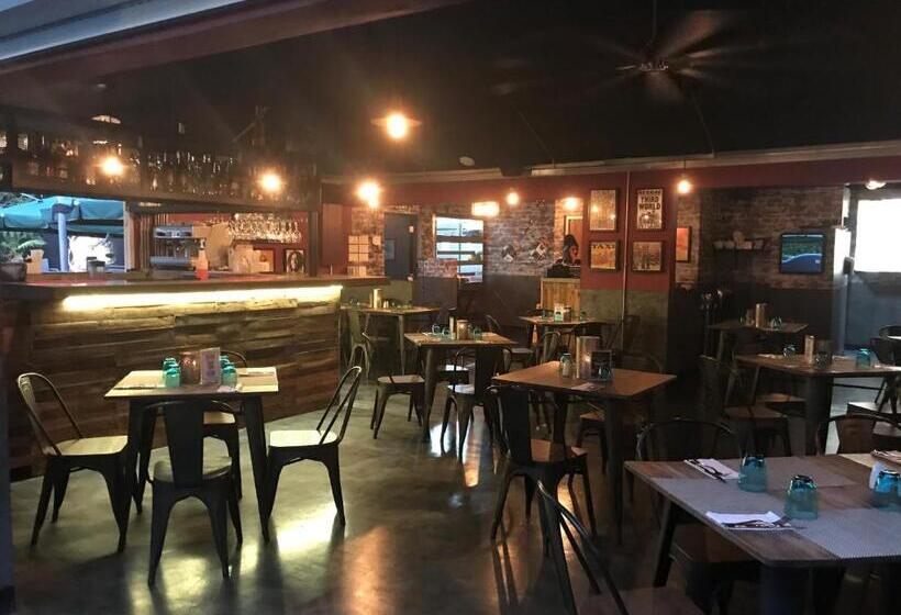 هتل Coconut Court Beach