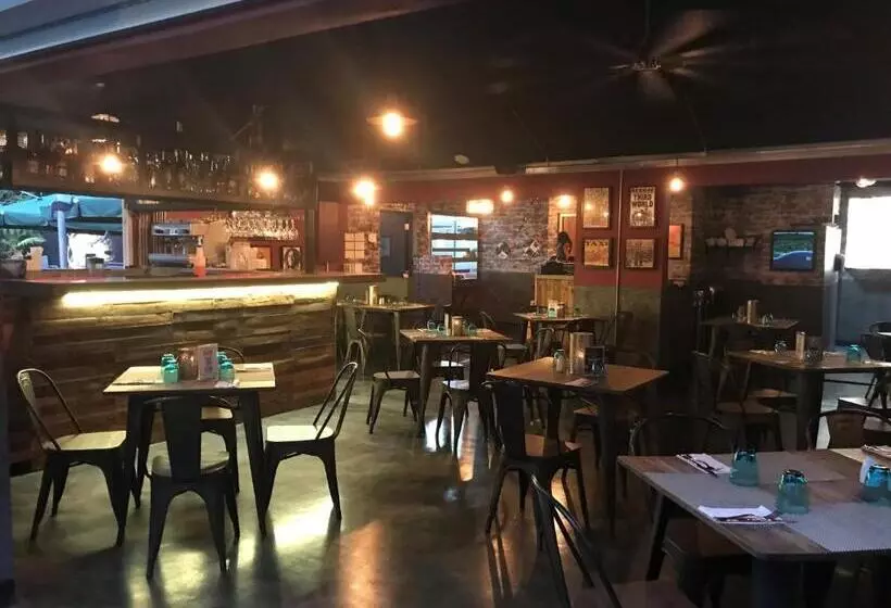 هتل Coconut Court Beach