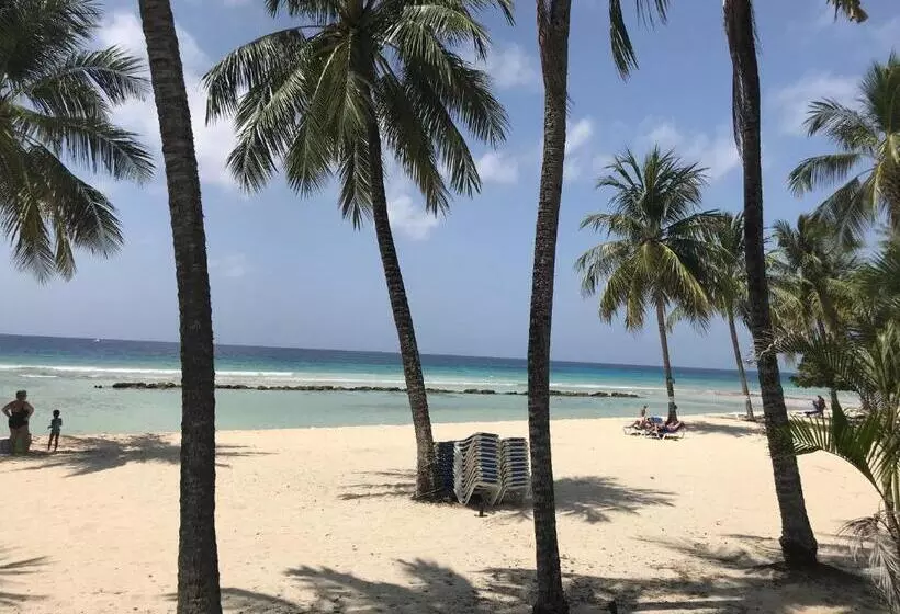 هتل Coconut Court Beach