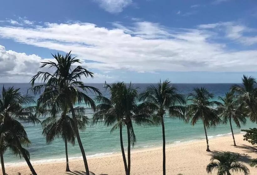 هتل Coconut Court Beach