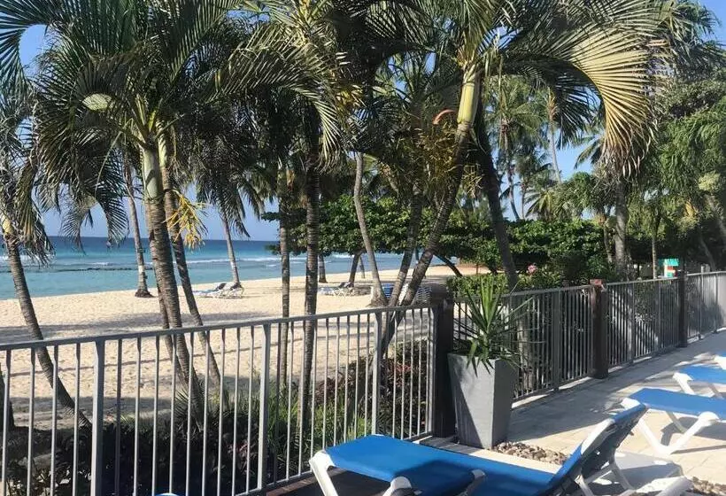 هتل Coconut Court Beach