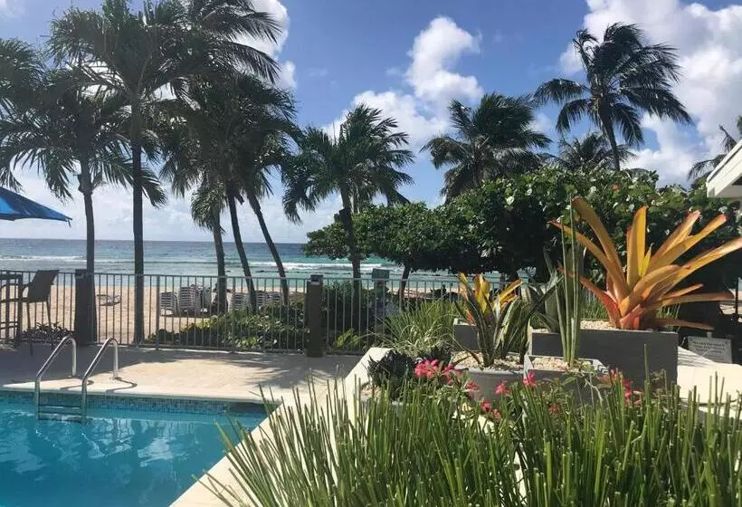 هتل Coconut Court Beach