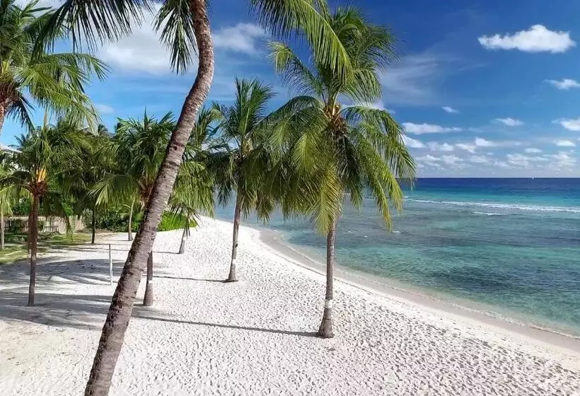 هتل Coconut Court Beach