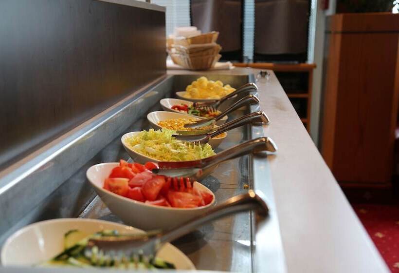 Отель Holiday Inn Munich South, An Ihg