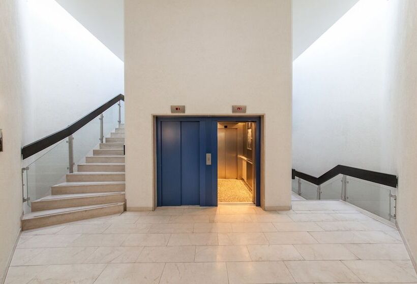 Отель Holiday Inn Munich South, An Ihg