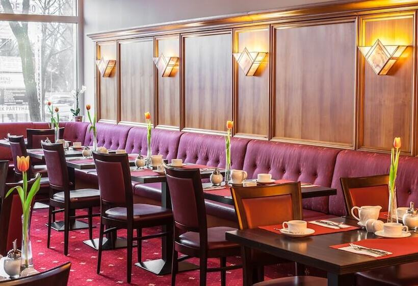 Отель Holiday Inn Munich South, An Ihg