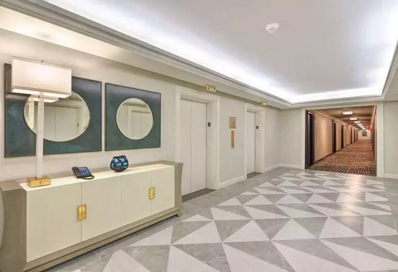 Отель Capital Hilton